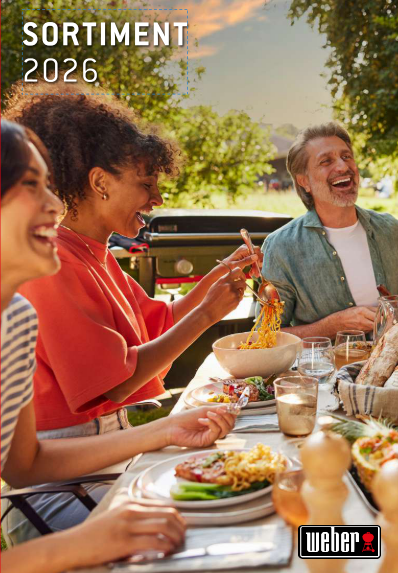 Weber Grillkatalog 2026 mit lachenden Menschen am Essen von gegrilltem Essen draussen